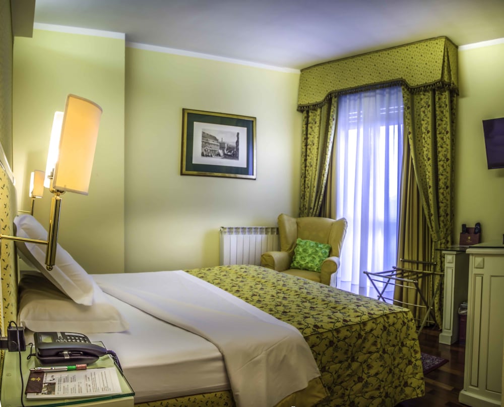 

Napoli - Novara - Hotel La Bussola
