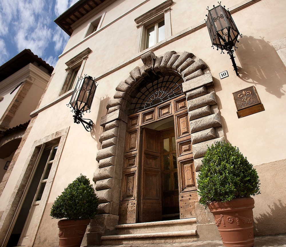 

Milano - Norcia - Relais & Chateaux Palazzo Seneca