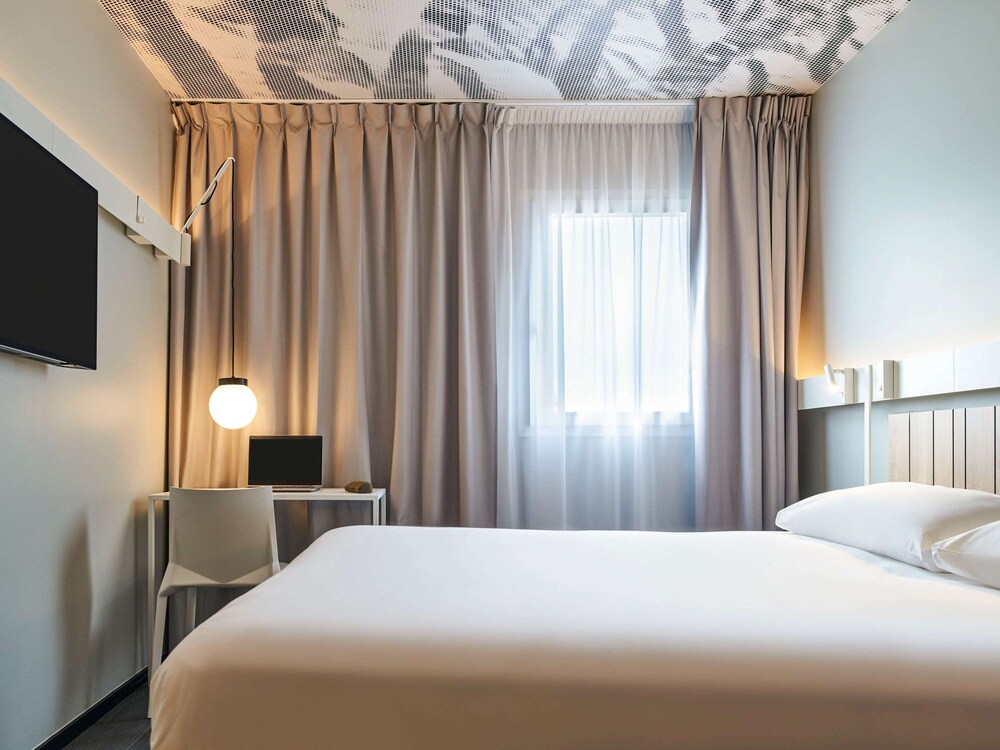 

Lamezia Terme - Versailles - ibis Clamart Paris Velizy