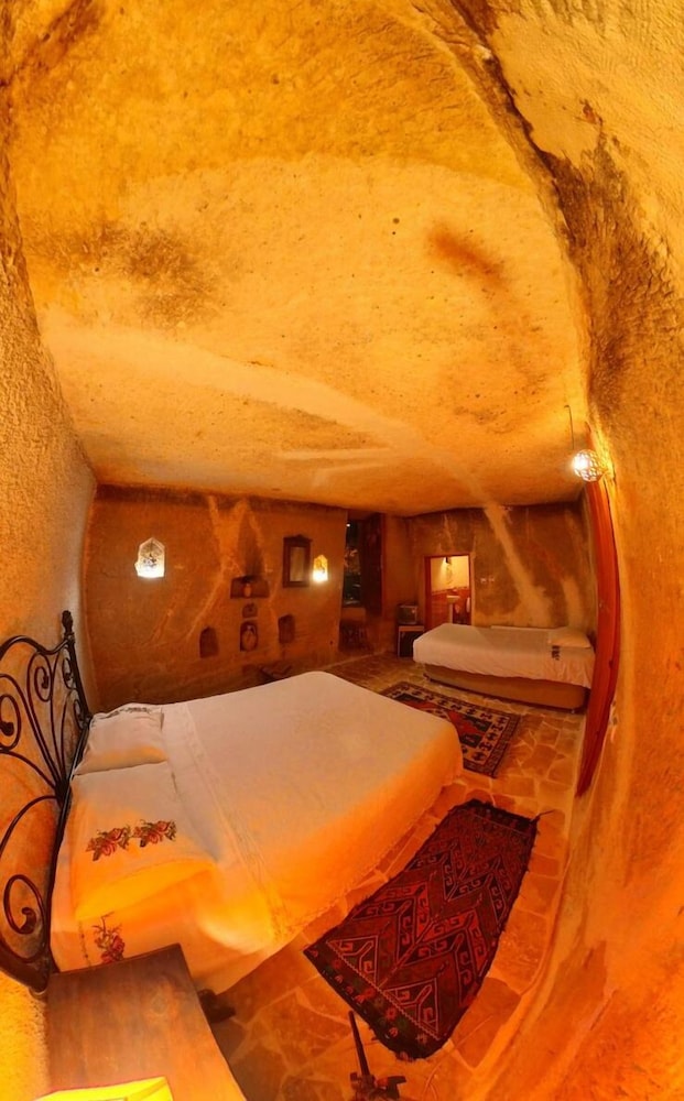 

Bologna - Ayvalı - Monastery Cave Hotel