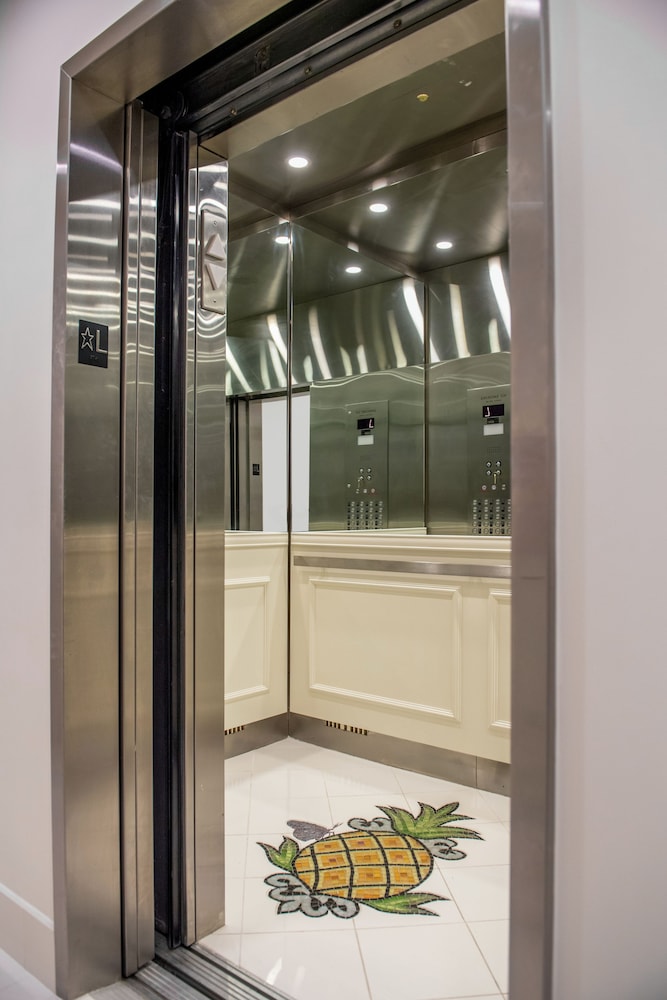 

Catania - Long Island City - Staypineapple, An Artful Hotel, Midtown