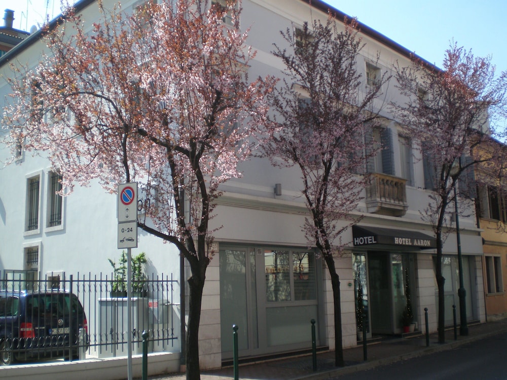 

Bari - Mestre - Hotel Aaron