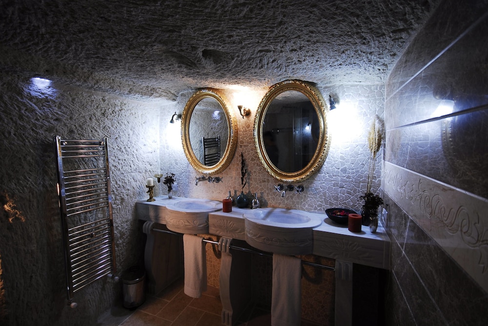 

Roma - Ayvalı - Cappadocia Perimasali Cave Hotel