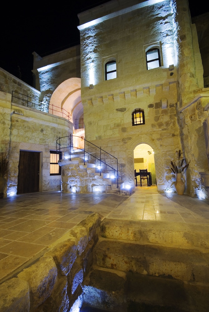 

Napoli - Ayvalı - Cappadocia Perimasali Cave Hotel