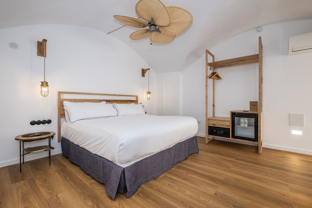 

Napoli - Cala'n Bosch - Nao Catedral Boutique Hotel