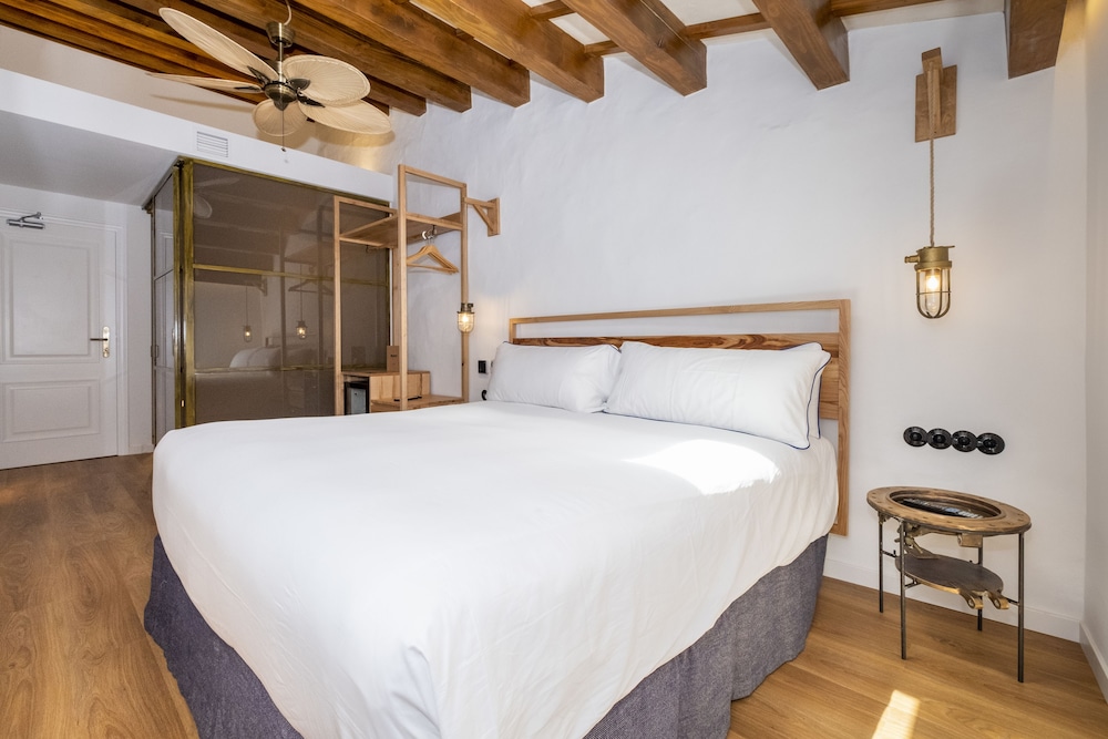 

Milano - Cala en Blanes - Nao Catedral Boutique Hotel
