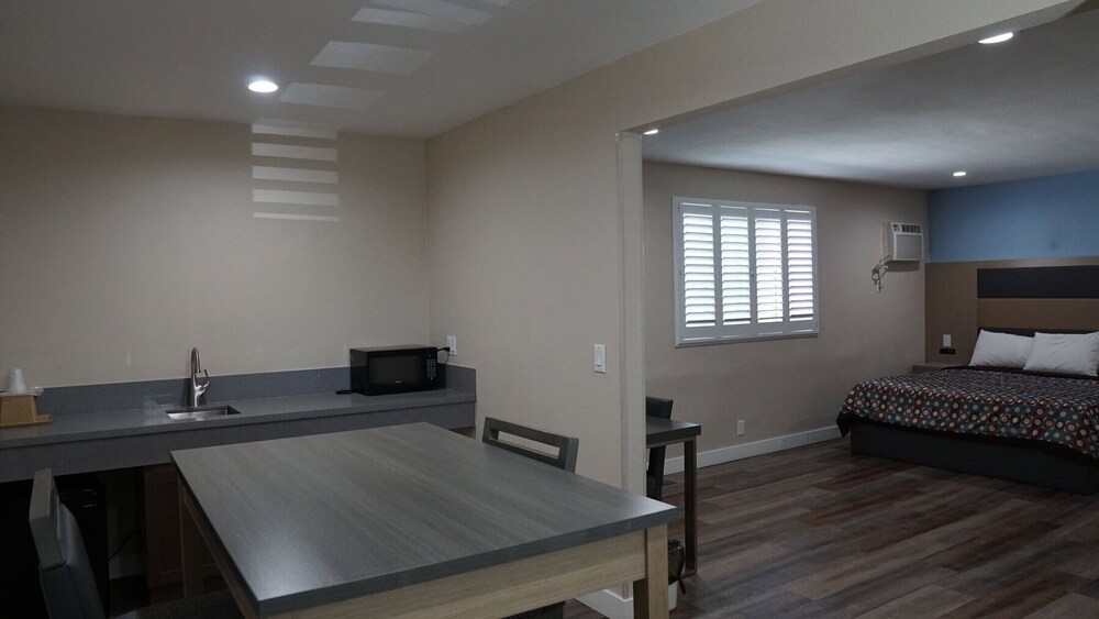 

Roma - El Segundo - Sea Breeze Inn - LAX Airport, Los Angeles