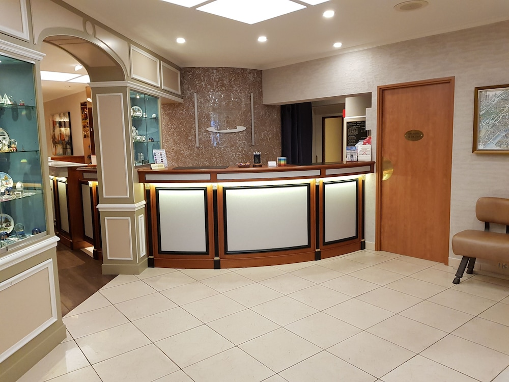 

Bari - Neuilly-sur-Seine - Hotel Champerret Elysees