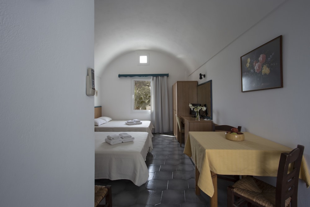 

Napoli - Santorini, Isole Greche - Romani Studios Perissa