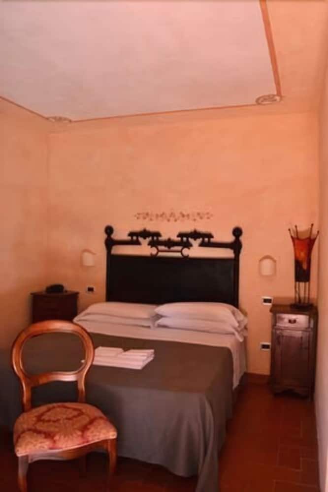 

Palermo - Saturnia - Relais Ciavatta Country Hotel