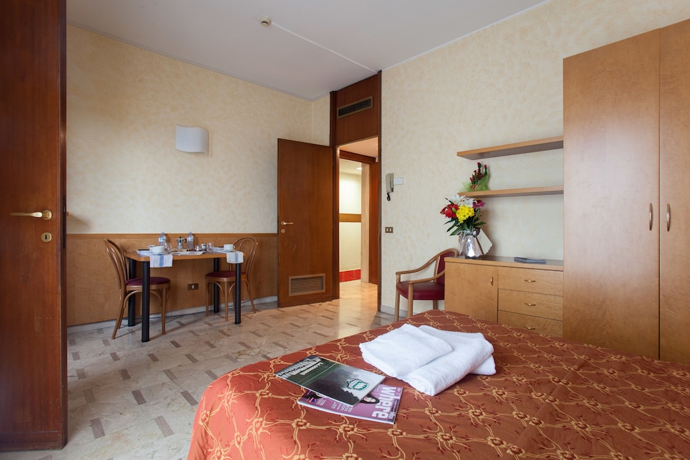 

Lamezia Terme - Sesto San Giovanni - iH Hotels Milano ApartHotel Argonne Park
