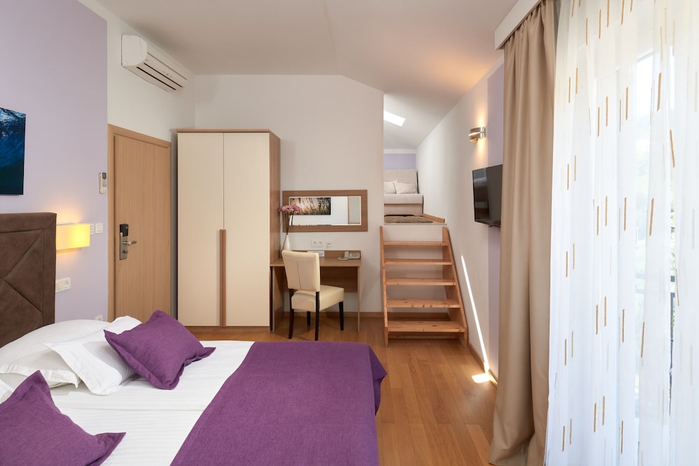 

Napoli - Sveta Nedelja, Lesina - Hotel Fortuna