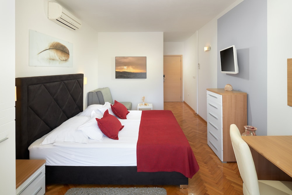 

Napoli - Sveta Nedelja, Lesina - Hotel Fortuna