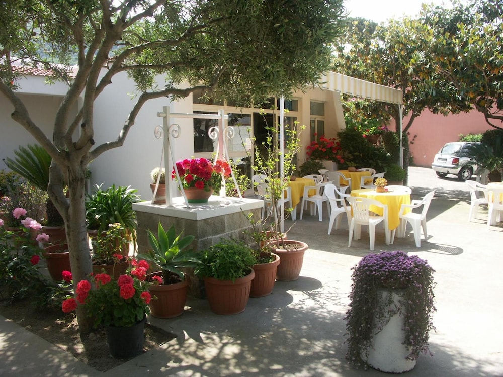 

Milano - Sant'Angelo D'Ischia - Hotel Villa Mena