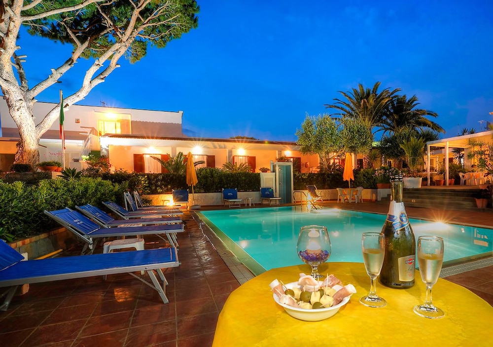 

Milano - Lacco Ameno - Hotel Villa Mena