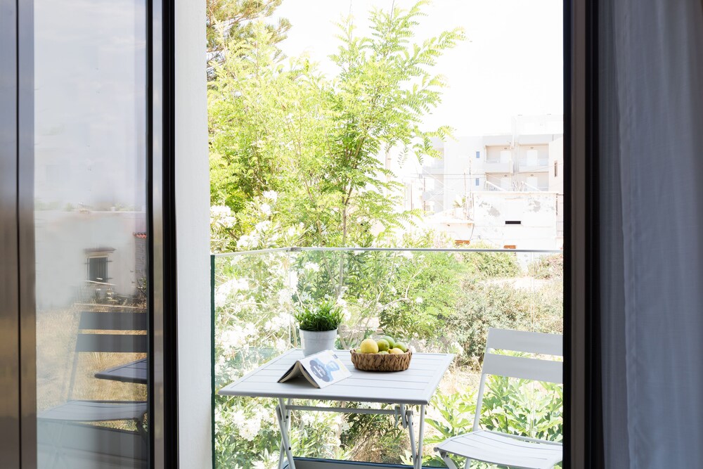 

Bologna - Sfakaki - Calmare suites