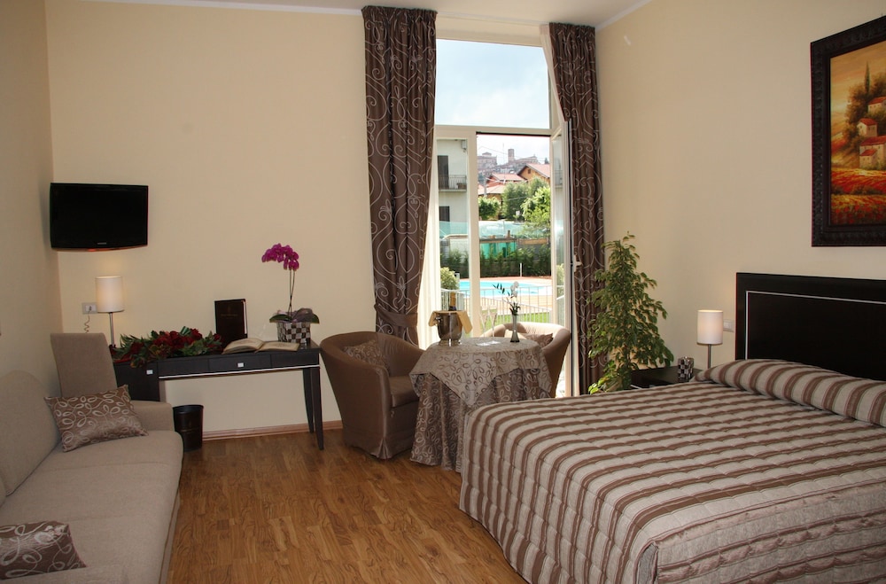

Napoli - Mondovì - Hotel Villa Cinzia