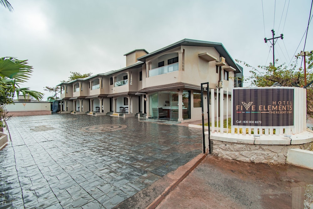 Lonavla - Treebo Five Elements with Swimming Pool