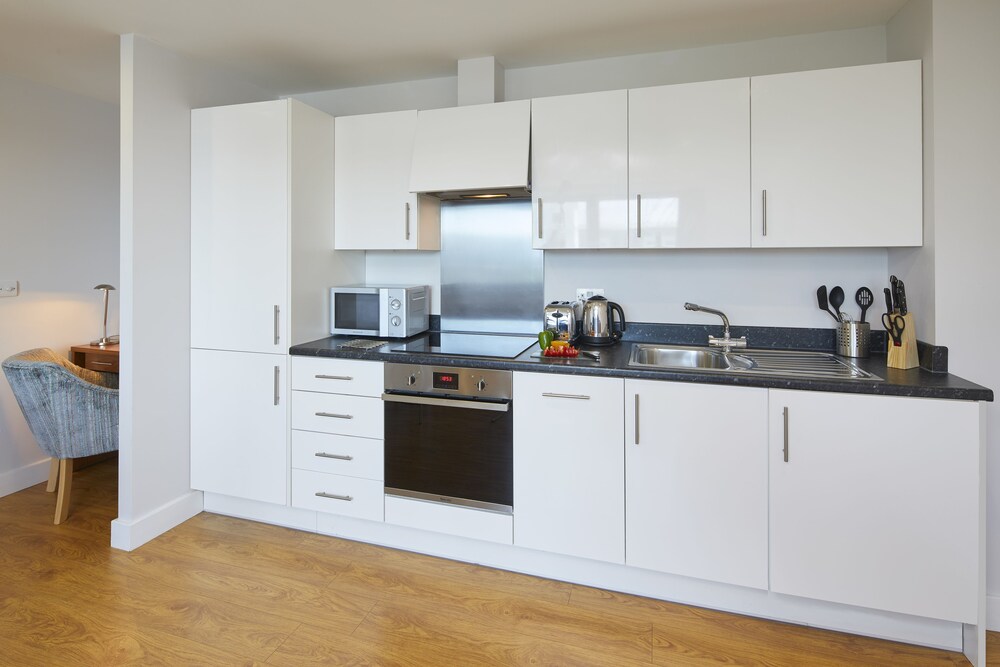 

Pisa - Fleet - HQ Aparthotel Farnborough