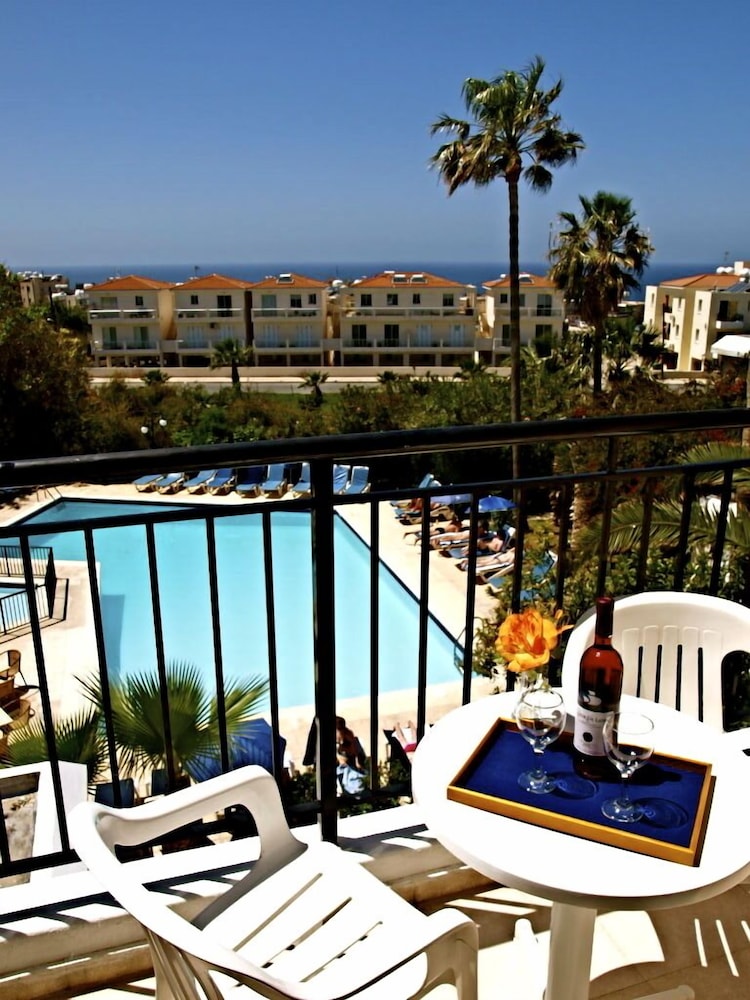 

Napoli - Paphos - Hilltop Gardens