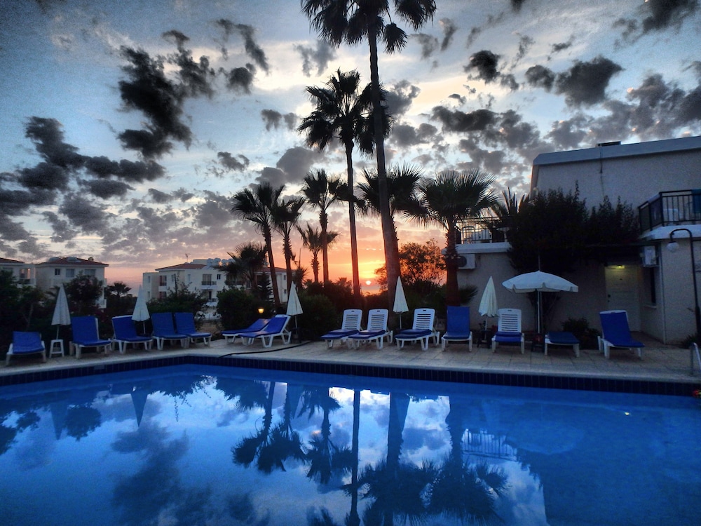 

Roma - Paphos - Hilltop Gardens