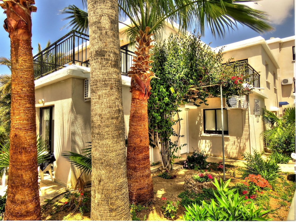 

Milano - Paphos - Hilltop Gardens