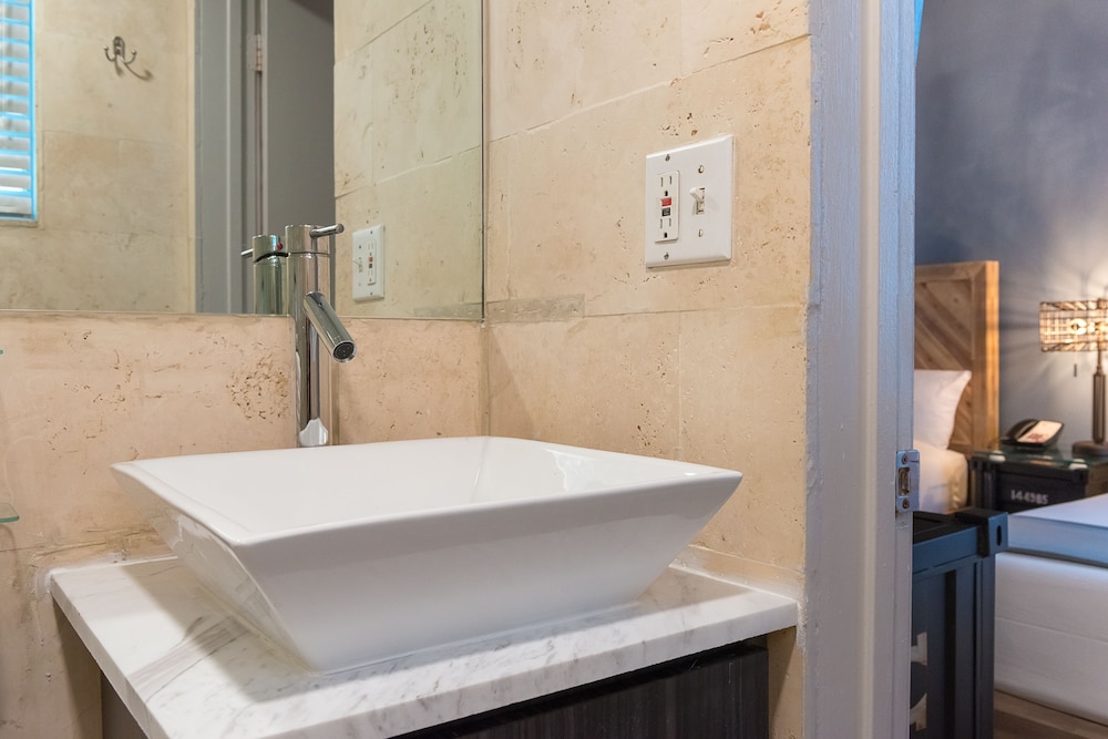 

Milano - North Bay Village - Whitelaw Hotel