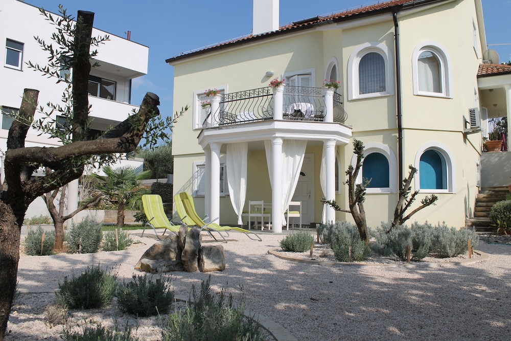 

Roma - Zara - Villa Mandolina Apartments