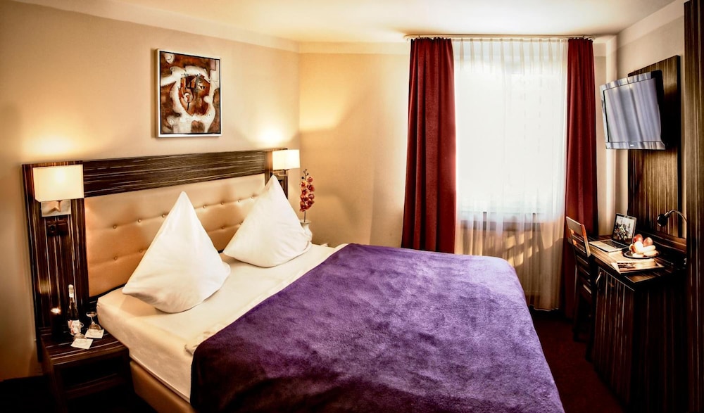 

Milano - Meerbusch - Hotel Famosa
