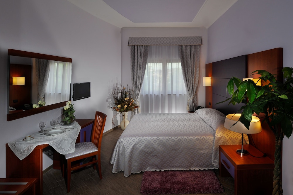 

Brindisi - Marco Simone - Hotel Roma Tiburtina Metro