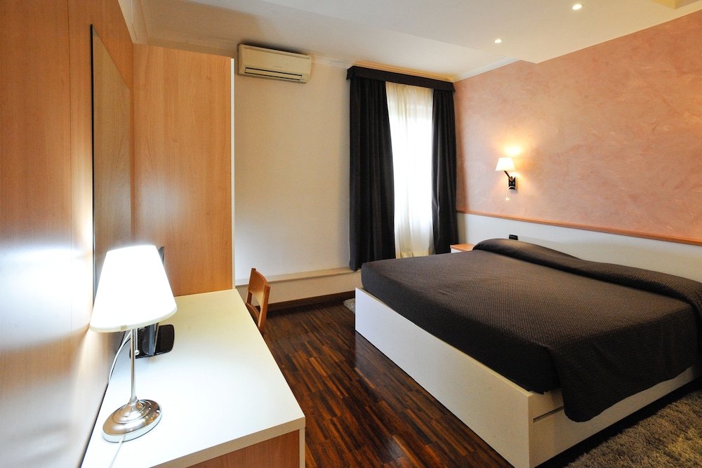 

Palermo - Marco Simone - Hotel Roma Tiburtina Metro
