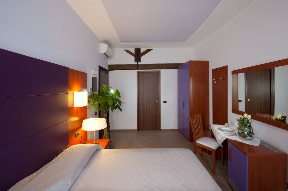 

Cagliari - Marco Simone - Hotel Roma Tiburtina Metro