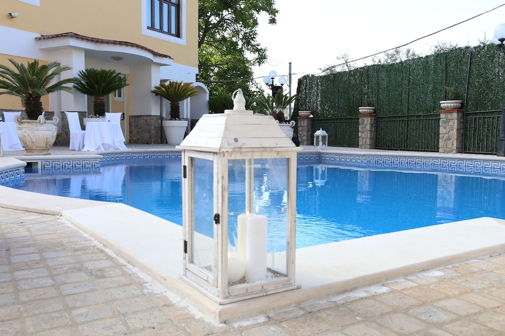 

Milano - Atrani - Resort Santangelo & SPA