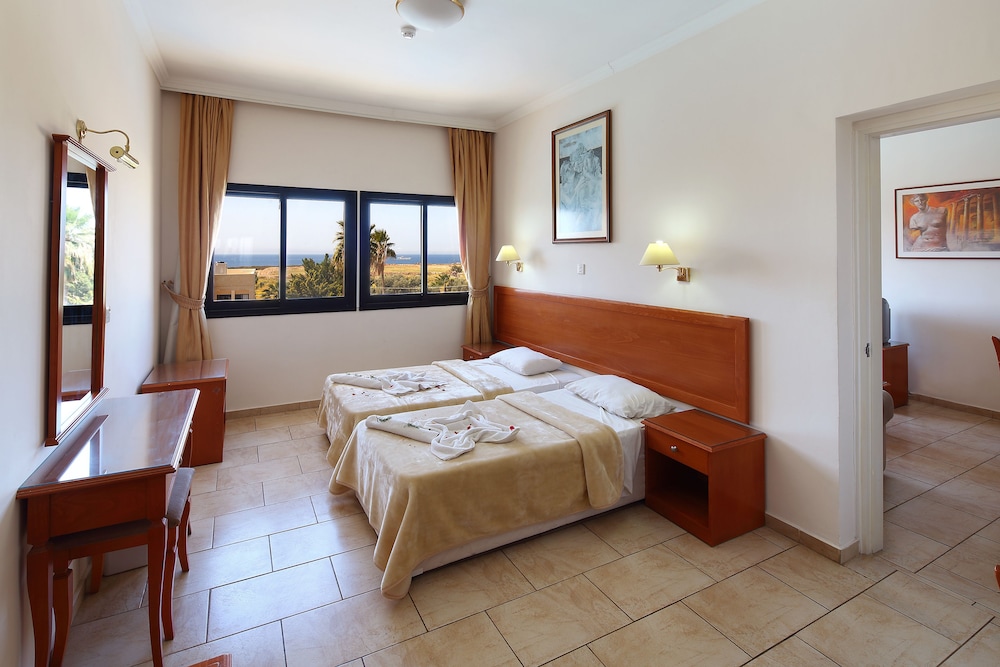 

Catania - Paphos - Panareti Coral Bay Resort