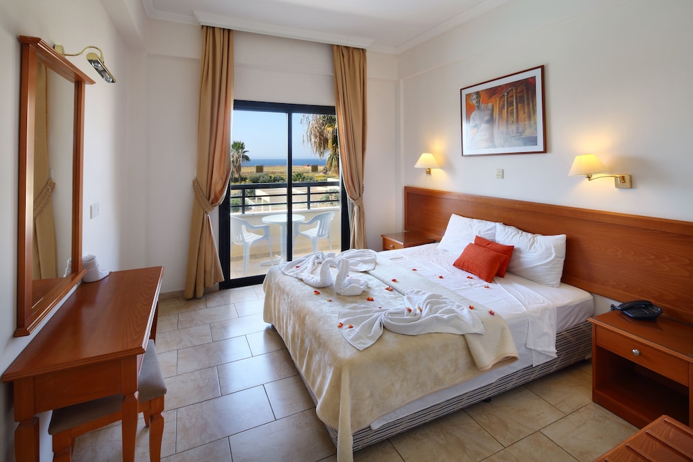 

Milano - Paphos - Panareti Coral Bay Resort