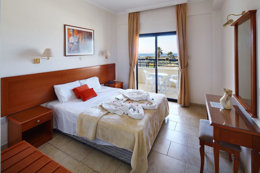

Catania - Paphos - Panareti Coral Bay Resort