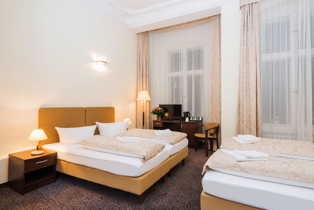 

Pisa - Berlin-Tegel - Upper Room Hotel Kurfürstendamm