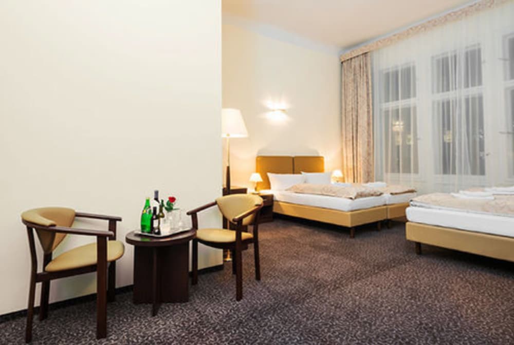 

Genova - Berlin-Tegel - Upper Room Hotel Kurfürstendamm