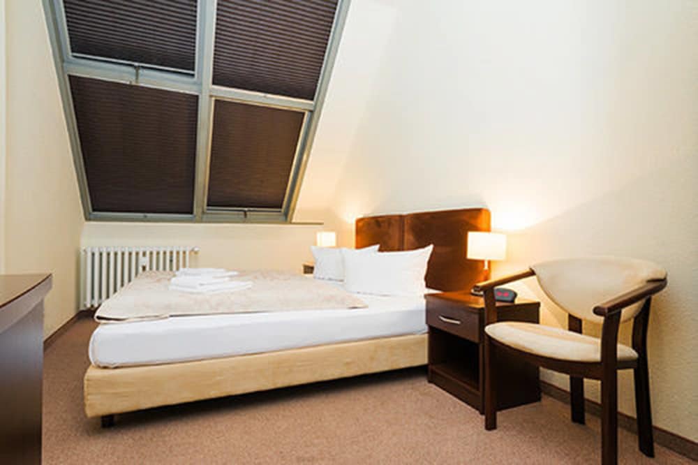 

Pisa - Berlin-Tegel - Upper Room Hotel Kurfürstendamm