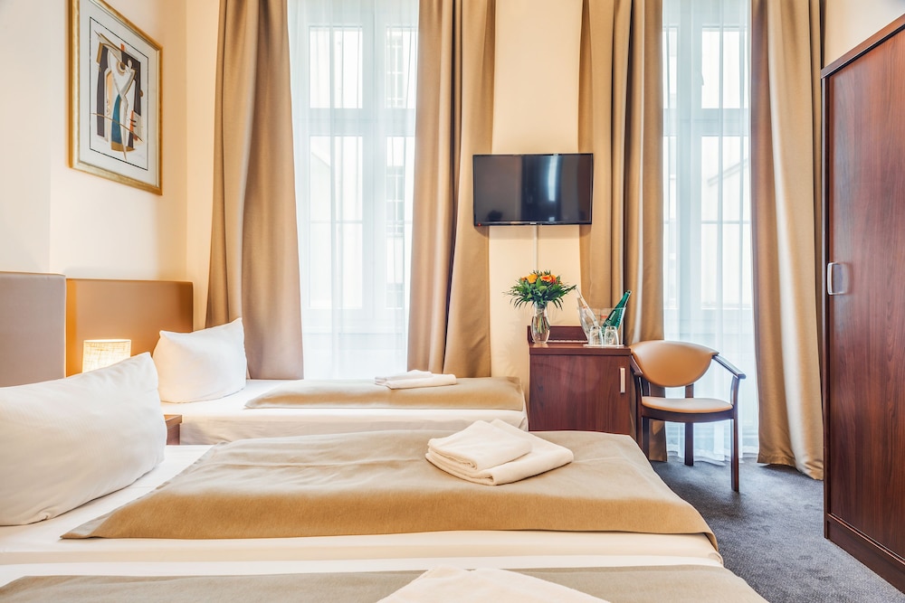

Trieste - Berlin-Tegel - Upper Room Hotel Kurfürstendamm