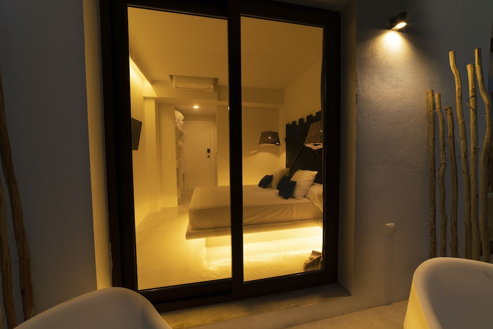 

Roma - Playa d'en Bossa, Ibiza - PAIISE Hotels