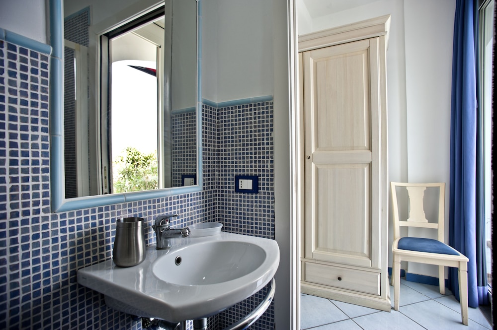

Milano - Ventotene - Hotel Villa Iulia
