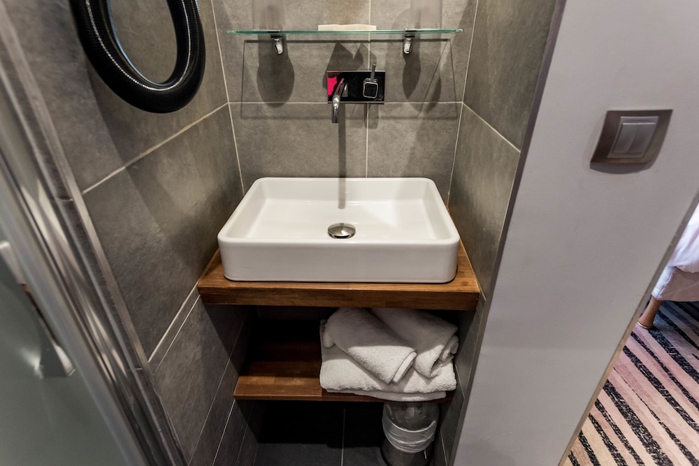

Palermo - Montreuil (Ile-de-France) - Hôtel Lumières Montmartre Paris