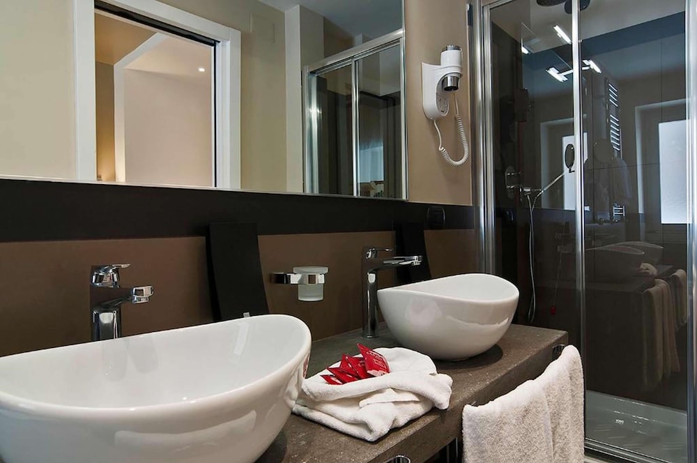 

Milano - Mostacciano - Hotel Caravel