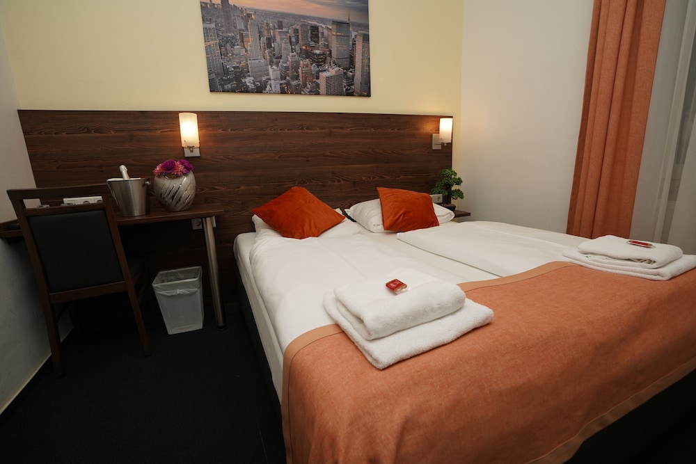 

Napoli - Francoforte sul Meno - Hotel Little Paris