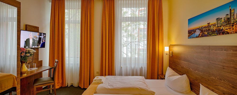 

Milano - Eschborn - Hotel Little Paris