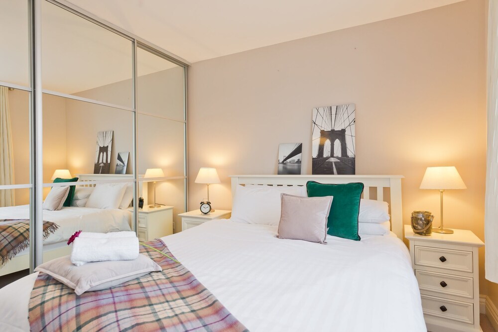 

Napoli - Dublino - Broc House Suites