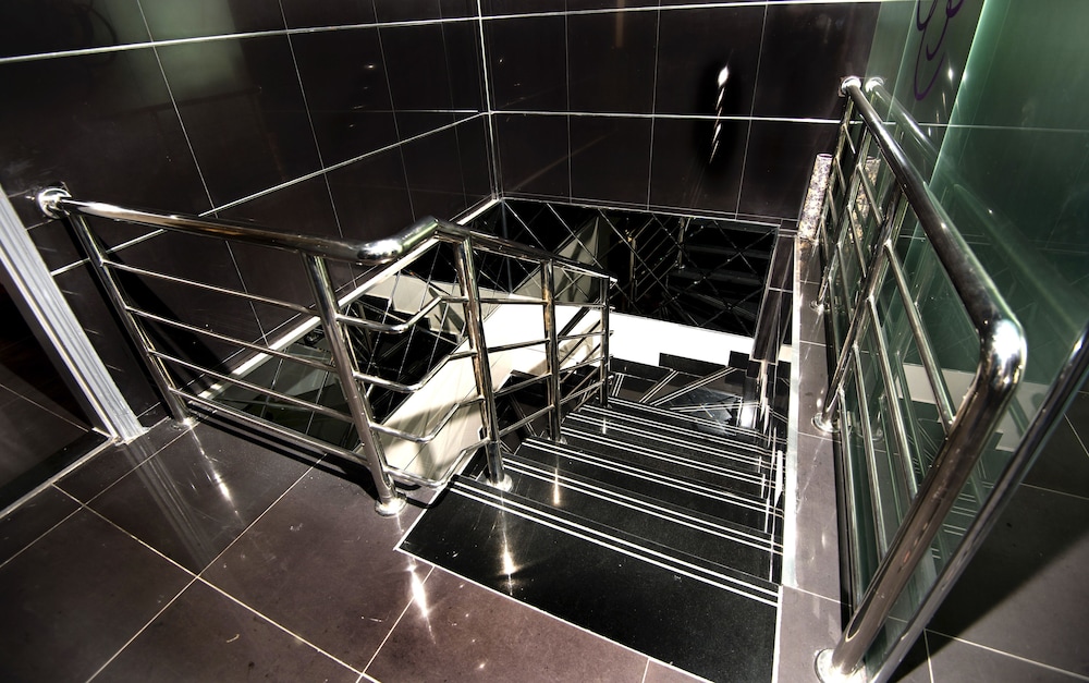 

Milano - Kuwait City - Bravo Royal Hotel Suites