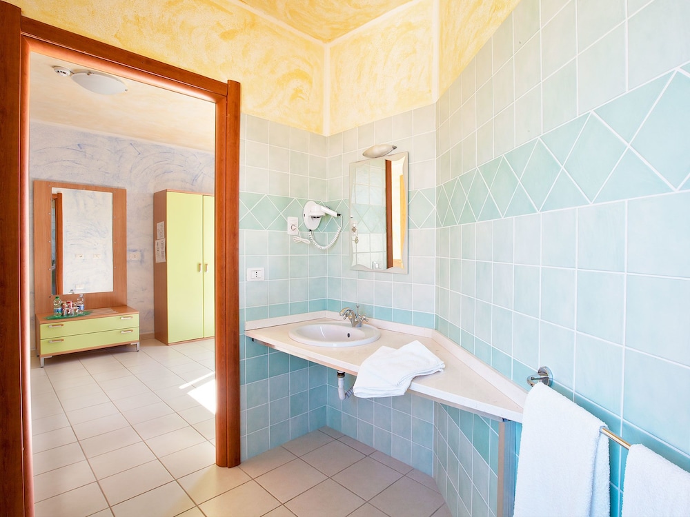 

Bari - Castelsardo - Hotel Ariadimari