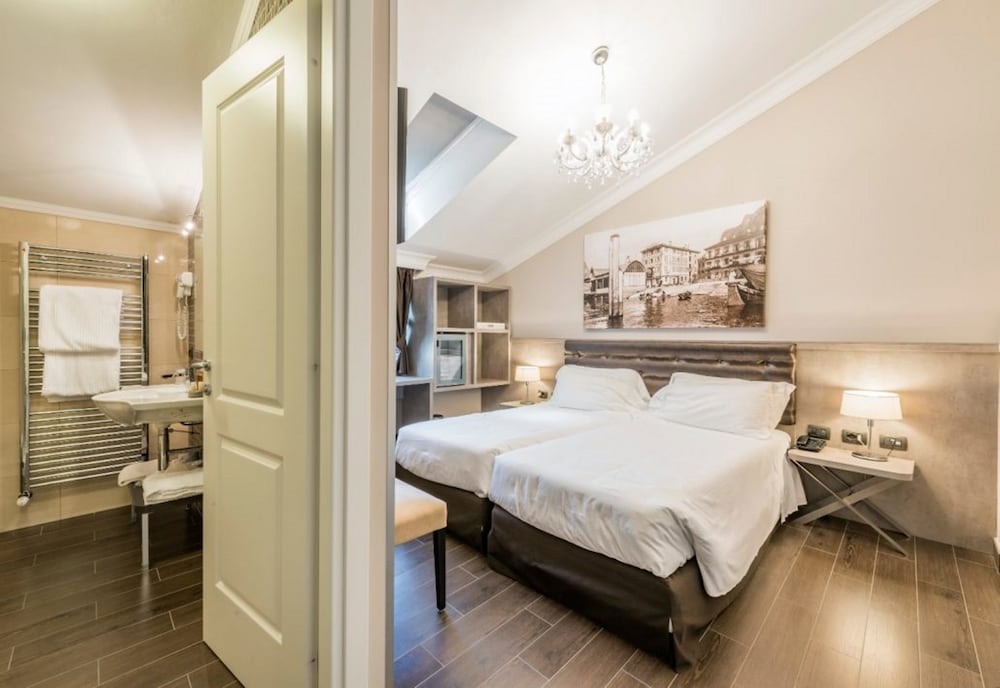 

Napoli - Giussano - Hotel Il Corazziere